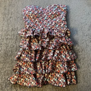 Sommarklänning  - Jätte fin blommiga sommarklänning 🩷 Finns ingen lapp men uppskattar att klänningen är storlek S, skriv privat ifall ni önskar mått eller undrar något🩷