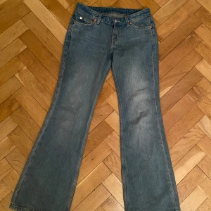 blå lågmidjade utsvängda jeans  - blå lågmidjade utsvängda jeans i modellen ”Nova” från Weekday🌸 Knappt använda då de tyvärr inte passade💃 storlek W24 L32 nypris 590 kr
