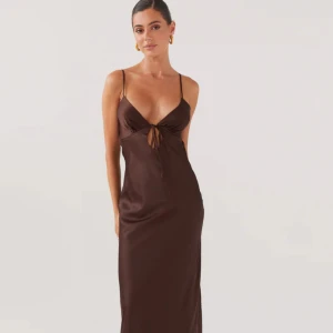 Klänning 🤎 - Helt ny och oanvänd klänning som jag beställde till balen, men aldrig använde🕺🏼