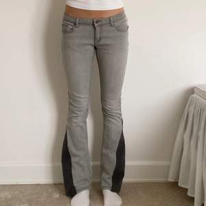 Gråa lågmidjade jeans som jag själv gjort till bootcut💕💕💕 Som en 36 i storlek