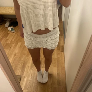 Jötte sött linne  - Jag säljer detta linnet/ blusen pågrund av att jag inte avhänder den längre men den är super fin, jätte bra i skick och super söt , använd kanske 3 ggr jag har knutit upp banden då dom va långa men jätte lätt att knyta upp eller knyta om. Nypris 250 