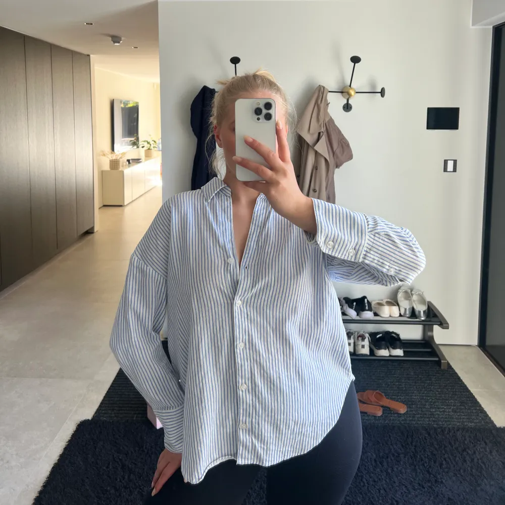 Blåvit randig skjorta från Zara. Sparsamt använd✨. Skjortor.