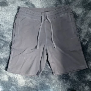 Mörkblåa Gant Shorts - Säljer dessa asfeta shorts från Gant! Nypris 1200kr Mitt pris 119!🤝Nyskicka aldrig använda säljer p.g.a att de var en storlek större. Tag kvar! Kan tänka sänkas vid snabba affär. 