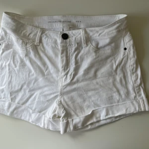 vita jeansshorts - Säljer dessa snygga lågmidjade jeans shortsen då de inte kommer till användning. Inga defekter.