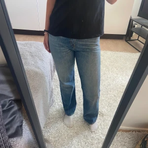 Ljusblåa jeans  - Säljer ett par högmidjade ljusblåa tiger jeans. De är endast använda ett fåtal gånger och är därför i ett väldigt fint skick. Jag säljer då jag endast använder lågmidjade jeans. Nypris 1250kr mitt pris 850kr. Skriv gärna om ni har några frågor!💗