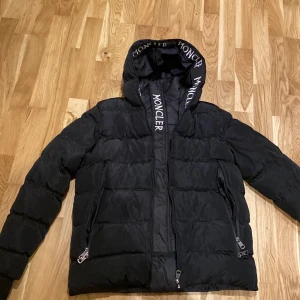 En jätte fin dubbeljacka av märket moncler, använt ett par gånger,  storlek M/S - Passar jätte bra på vintern den värmer väldigt bra, (priset kan diskuteras!)