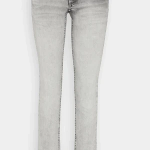 Pepe jeans - Skicket är mycket bra förutom att det är två små hål i knäna som inte syns. Utöver det är dom i nyskick och är knappast använda. Nypris ca 1000. Hör av dig för mer frågor!☺️