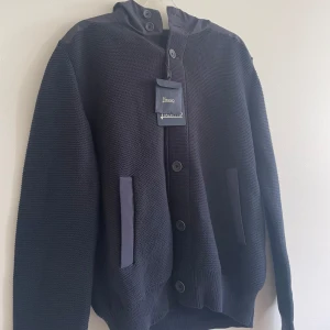 Herno cardigan - Perfekt cardigan som passar perfekt till sommarkvällar och hösten, helt i nyskick med tags kvar. Ordinarie pris runt 5000