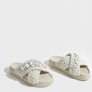 Inuikii sandaler/ tofflor - Pris kan diskuteras vid snabb affär!  Säljer mina Inuikii sandaler i färgen Ivory då jag köpte fel storlek och inte kan lämna tillbaka. Använda en gång i ca 2 timmar. Nypris: 2600 kr    Skriv för egna bilder 🩷🩷⭐️⭐️