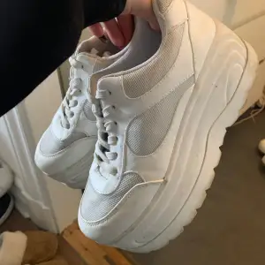 Vita sneakers med platå i strl 37. 🥰