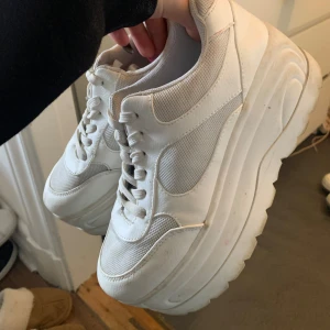 Vita skor med platå - Vita sneakers med platå i strl 37. 🥰