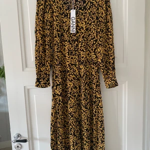 Helt ny GANNI klänning!! - Säljer en helt ny GANNI klänning i super fint och lyxigt tyg. Aldrig använd!  Skriv för frågor eller fler bilder! 