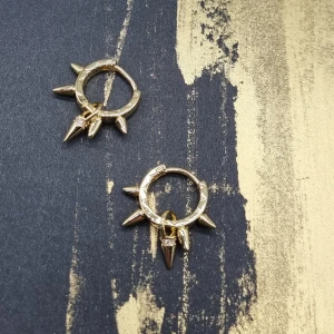 Handgjorda örhängen  - Handgjorda örhängen●Följ :@ekjewelryofficial🤲 ● 💎Material- guldpläterad ● Nickel fri. Längd -2cm. Vattentåliga, ändrar inte färgen! Köp för 1st-40kr eller 70kr/paret