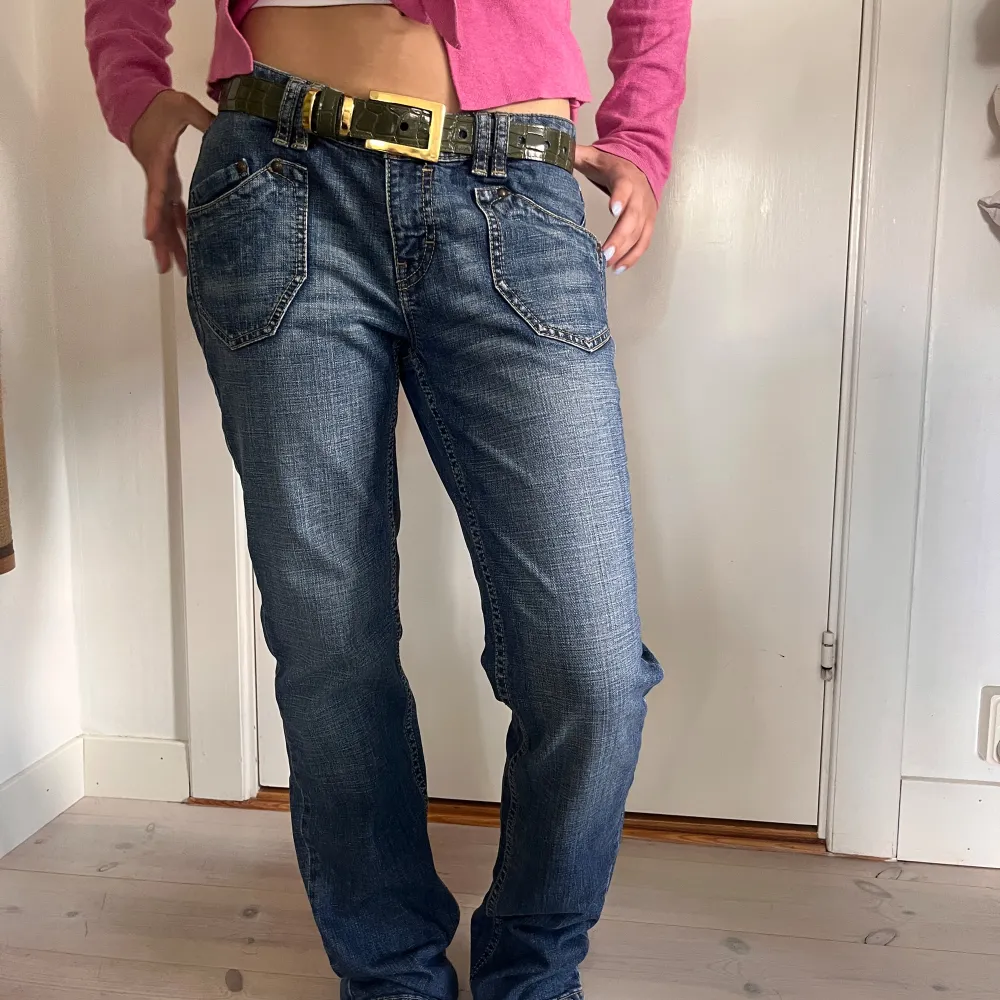 Låga jeans från Esprit. Står ingen storlek i dom jag brukar ha 36 och dom är lite ”stora” på mig💝. Jeans & Byxor.