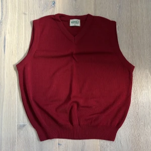 Stickad oversized väst - Jättesnygg stickad oversized väst, köpt secondhand och i jättefint skick, storlek s men sitter snyggt oversized på mig som har xs-s