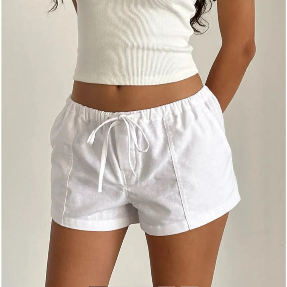 säljer ett par supersköna motel rocks linne shorts i nyskick! köptes för 410 + frakt 💕. Shorts.