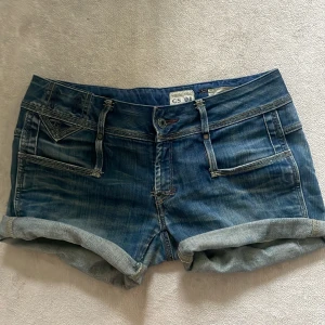 Lågmidjade shorts - Väldigt bra skick, endast testade, från Märket g-star! Vet inte riktigt storleken men gissar på S.💞 säljs inte längre på deras hemsida! Köpta för ca 600-1000 (baserat på deras andra priser!) Nästan nyskick!!!
