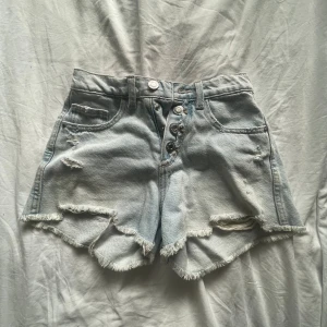 Jeans shorts  - Ljusblå jeans shorts från zara barn. Bra skick andvönd ca 4 gånger. 💞