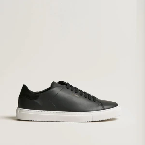 Axel arigato - Clean 90 Sneaker Black - Hej. Jag säljer mina extremt populära Axel arigato skor på grund av att jag vill köpa nya skor. Älskar verkligen de här skorna och dem passar till VARJE outfit. Finns påse kvar till skorna. Skriv till mig privat för egna bilder 🌸🤍🫶🏻