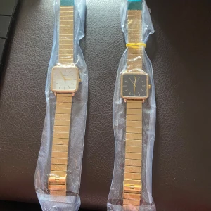 Klockor - Super fina guld klockor inplastade helt oanvända kommer med plasficka! Säljer båda för 400 en för 250! Super bra pris!!!