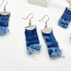 Handgjorda örhängen  - Handgjorda örhängen●Följ :@ekjewelryofficial🤲 ● 💎Material- zinklegeringar, textil ●Örhängeskrokar -rostfritt stål. Nickel fri. Längd -6cm.  Köp för  20kr/paret