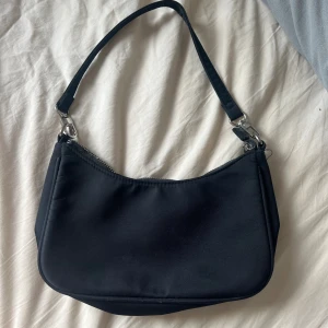 Väska från Bik Bok - Svart handväska från Bik Bok. Mycket bra skick. 