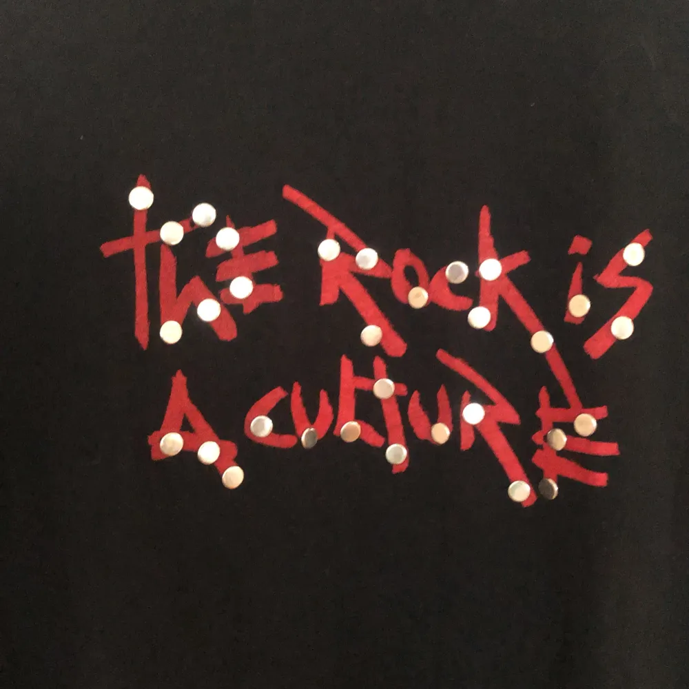 Svart tshirt med texten ”rock is a culture” och metal detaljer, köpt secondhand för ett tag sen. T-shirts.