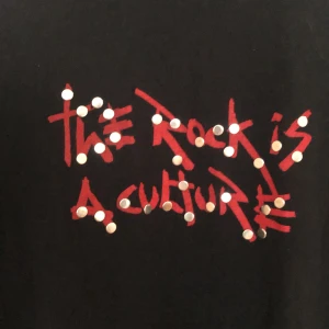 Alternativ tshirt - Svart tshirt med texten ”rock is a culture” och metal detaljer, köpt secondhand för ett tag sen