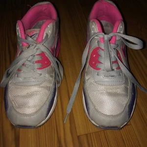 Nike air storlek 37.5 - Storlek 37,5, helt ok skick. Den enda nackdelen är att ett av nike air märket har försvunnit. Var inte ofta använd men fick dem av min syster.