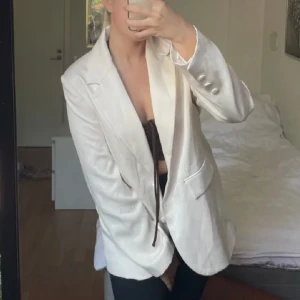 Vit blazer kavaj - Kan tänka mig att gå ner i pris vid snabb affär! Eller köpa av flera varor🌟🌸 Nyskick!