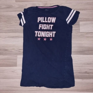 Nattlinne  - Mörkblått nattlinne från ellos i stl 158/164. 