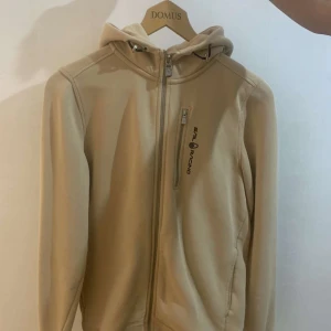 Sail racing beige hoodie  - Bara använts ett par gånger.  Storlek 176  99 kr frakt