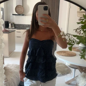 Prickick topp - En super fin prickig halterneck topp som är marinblå går även att ha som tub topp🌸⚡️