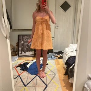 orange sommarklänning  - säljer då den inte kommer till användning längre! använd gärna ”köp nu” funktionen❤️