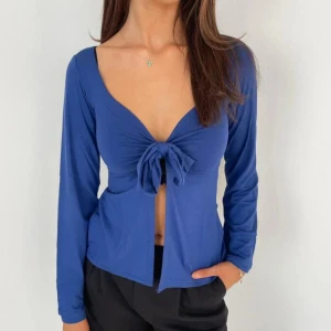 Maddy blouse  - Fin blå topp ifrån design by si, nypris : 393kr. 