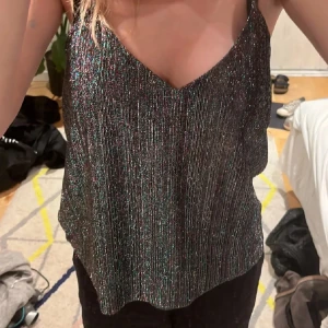 glittrig topp - säljer då den inte kommit till användning! använd ”köp nu”❤️