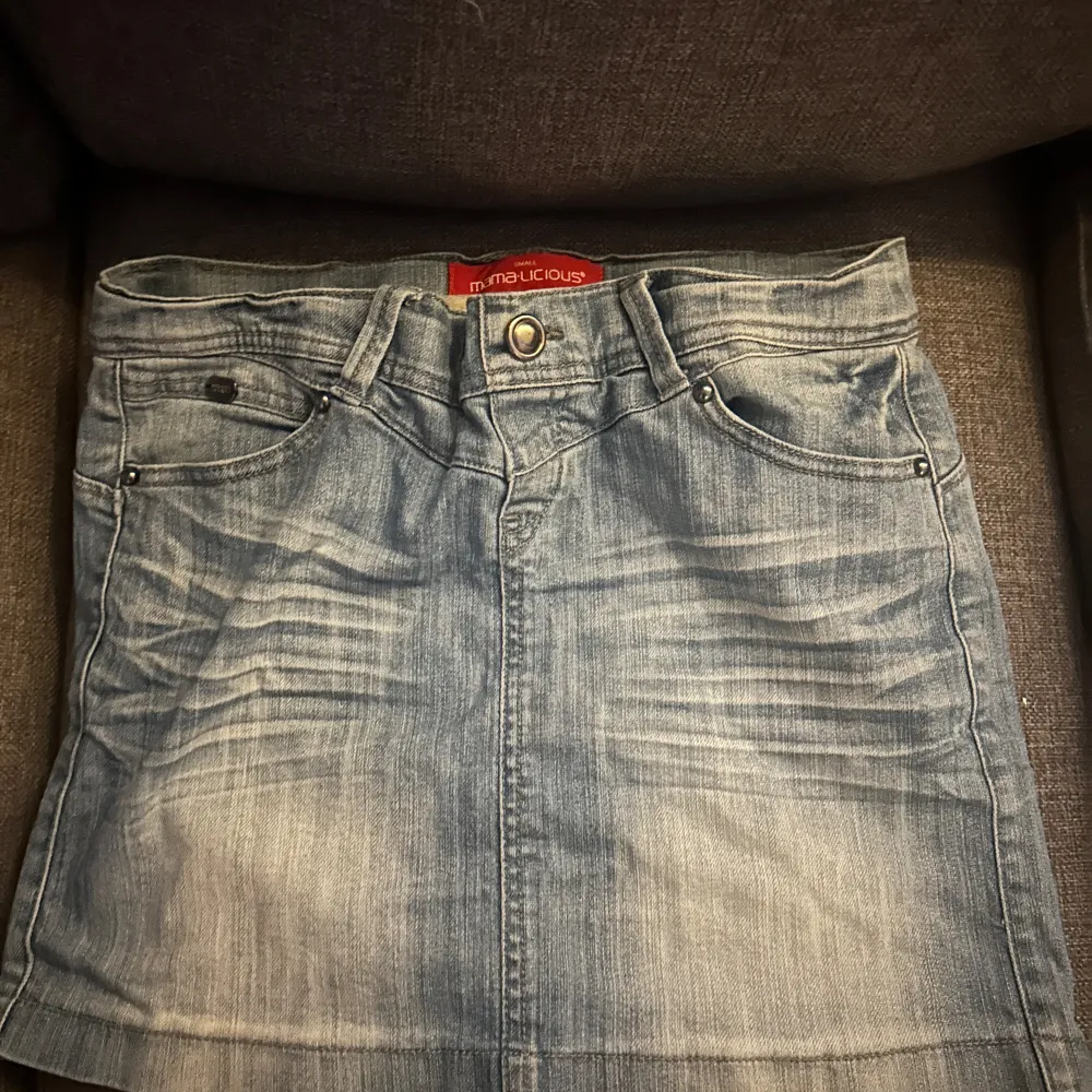 Jag säljer denna jeans kjol med dekorerade bakfickor eftersom att den inte kommer till användning längre, den är i väldigt bra skick men använd några gånger. Inuti är det lite mjukis material. . Kjolar.