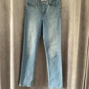 Levi’s Jeans 312 shaping slim - Levi’s 312 shaping slim. Sköna stretchiga jeans i ljusblå färg, använda en gång. Nypris 919:-, mitt pris 450:-.   Köparen står för frakten.