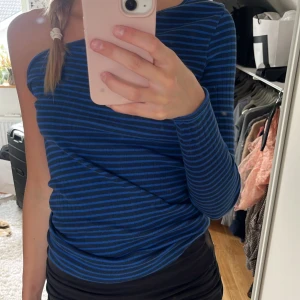 Randiga tröja med en arm  - Såååå snygg tröja från Mads Norgaard  