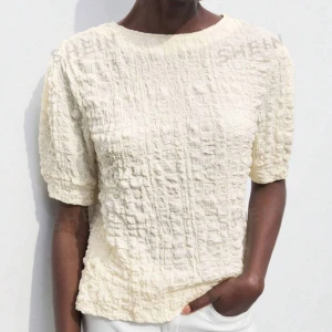 Tröja - Jättefin ljusgul tröja köpt från shein, men mycket bra material. Aldrig använd eftersom den va för stor för mig. Storlek S