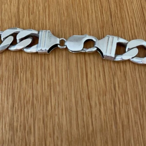 Silver kedja 12mm - Kedjan väger ungefär 130 g, den är 925 silver och pris kan diskuteras! Den är 50 cm lång.