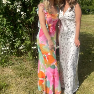 Klänning - Säljer denna underbara utsålda klänning från Gina tricot i stl 34. Använd en gång!