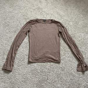 Säljer denna bruna tröjan slits från Gina, andvänd några få gånger, storlek S