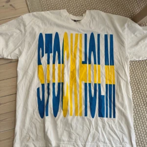 Vlone x ASAP Rocky Stockholm Tee - storlek XL,  köpt i stockholm, bra skick med endast en fläck på framsidan som inte märks