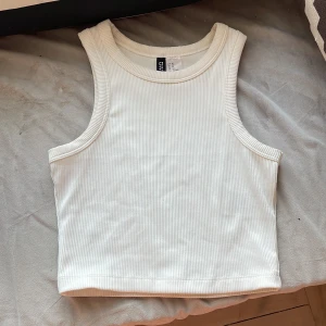 croppat linne - ett vitt croppat linne från hm❤️ använt 1 gång, så bra skick. säljer pga att det inte är min stil