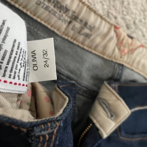Jeans  - Säljer dessa fina lågmidjade jeans då den ej kommer till användning längre. 