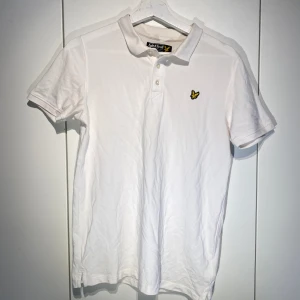 Lyle & Scott vit Piké  - Hej, säljer en vit piké från Lyle & Scott. Använd men i dugligt skick. Storlek 18-20 år, vilket motsvarar XS i herr. Nypris 600kr. Lätt att stylea. Pris kan diskuteras. Hör av dig vid intresse! 