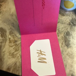 Presentkort från H&M - Hej jag säljer min prensentkort som jag har fått på min födelsedag. Belopp 1000kr