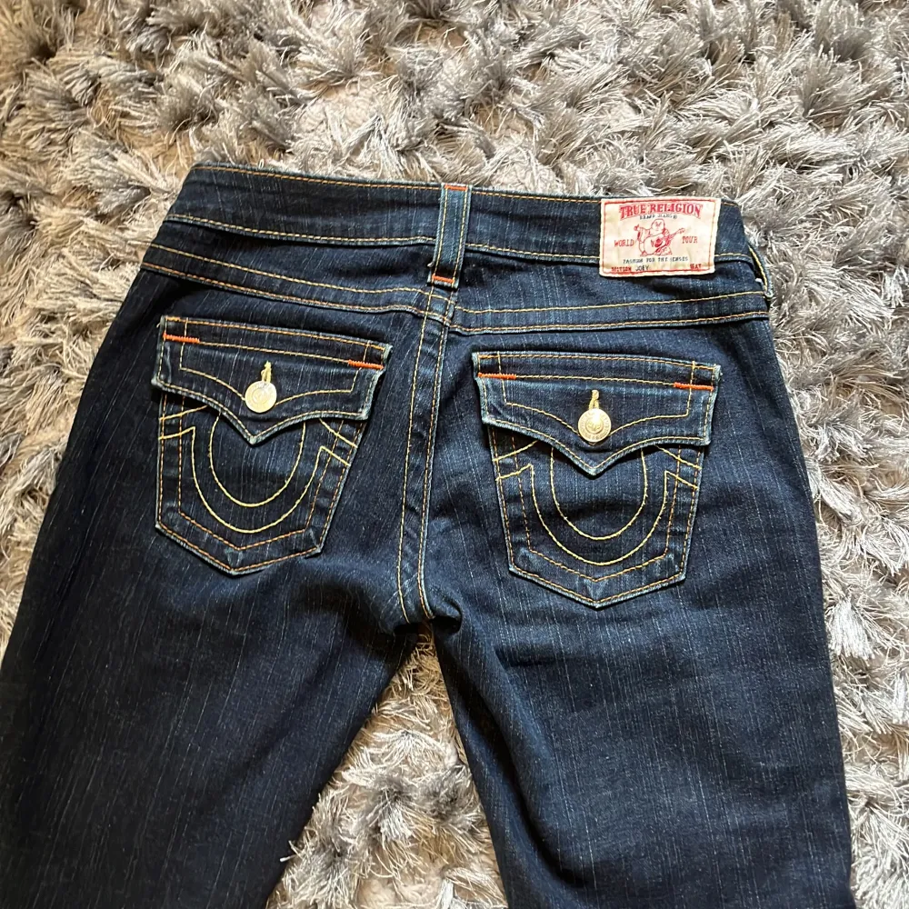 Säljer dessa jeans som är bootcut då dom aldrig kommer till användning. Köpta på Plick sen innan. Det finns inga defekter och dom är sparsamt använda. Klicka gärna på köp nu!. Jeans & Byxor.