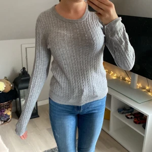 Stickad tröja - världens mysigaste tröja, så mjuk. Bra skick även efter mycket använding 💞